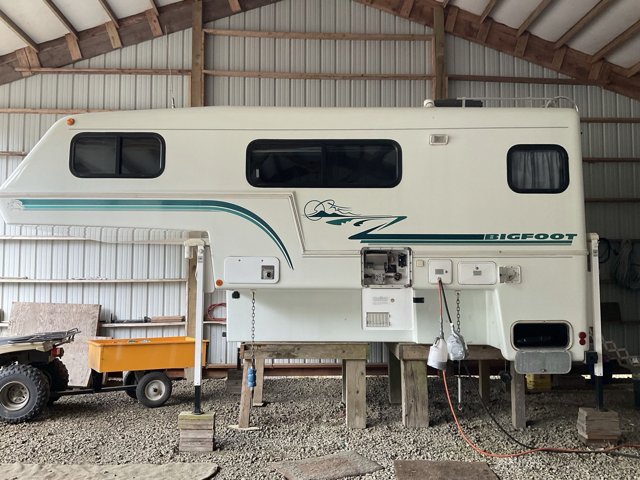 1999 Bigfoot Truck Camper in Excellent Condition for Sale in Elma, WA