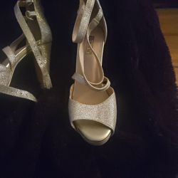 Shoes Woman Size 71/2 Beautifulll Shiny GOLD heels.