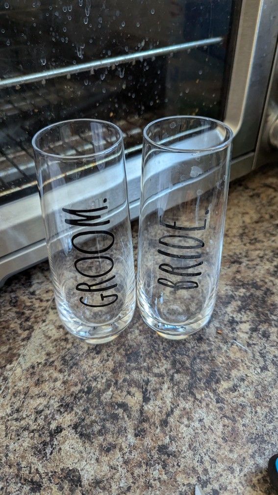 Wedding Champagne Glasses: Bride And Groom