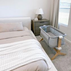 Newton Baby Bassinet & Bedside Sleeper – Like New – Includes Mattress & Sheet