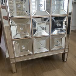 Beautiful Mirror Cabinet $150