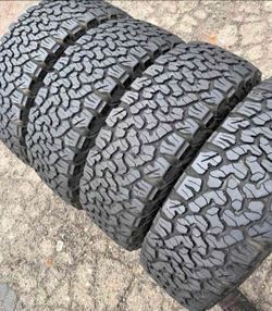 255 75 17 Bfgoodrich ko2 tires Con 80% de Vida Las 4🚀🚀🚀