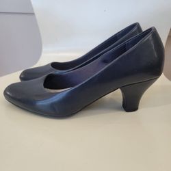 Navy Blue Size 7 Pumps