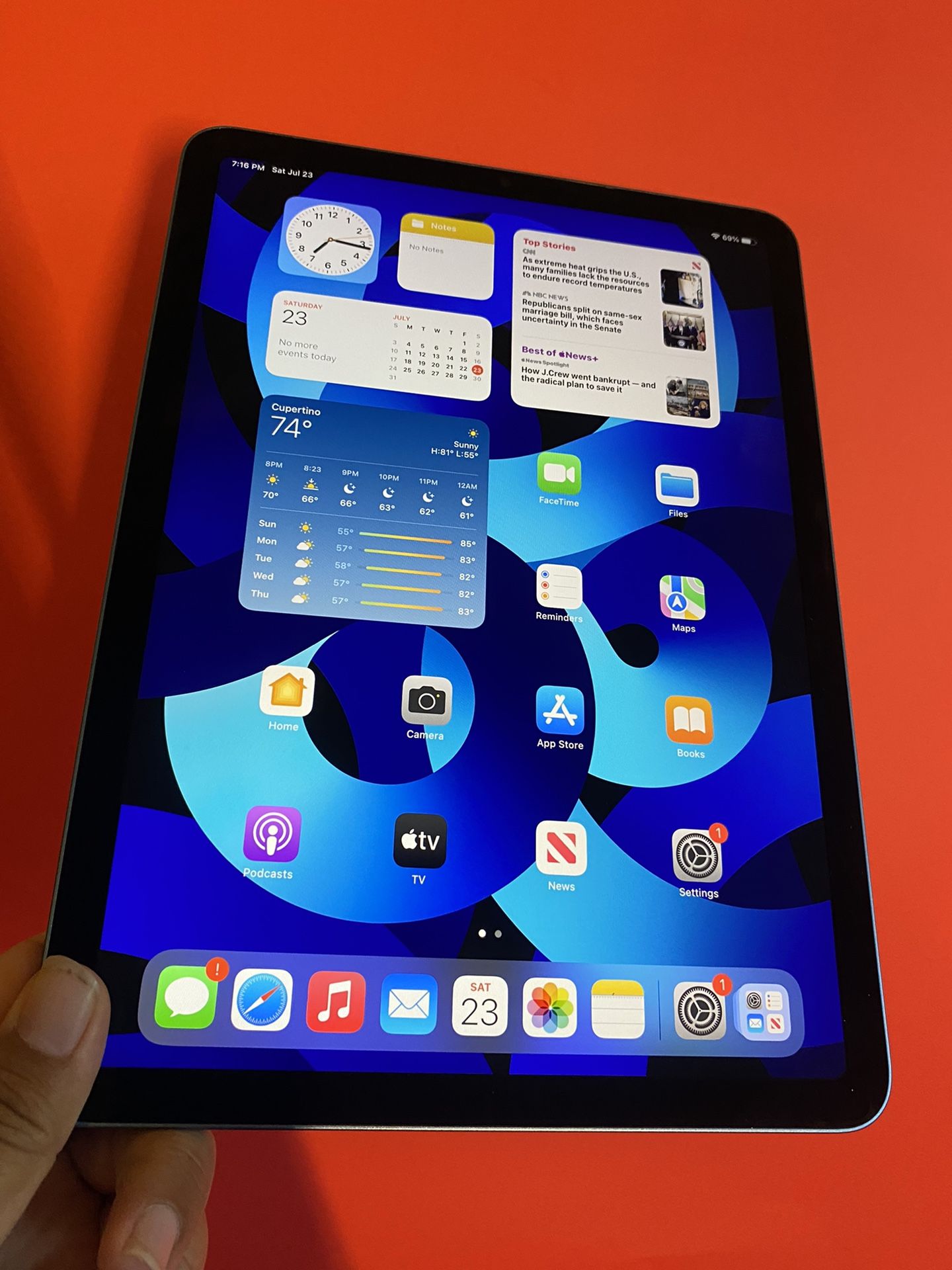 Apple IPad Air 5th Generation (10.9” Liquid Retina/ M1 chip / Latest Model) 64GB with Accessories (Apple pencil compatible)