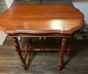 Vintage side table features a distinctly scalloped edge top and ornate spindle legs. Solid GUC