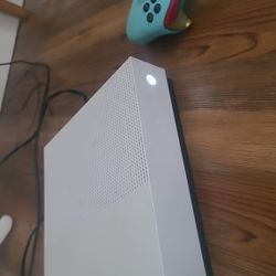 Xbox One S 1tb With 2 Controllers
