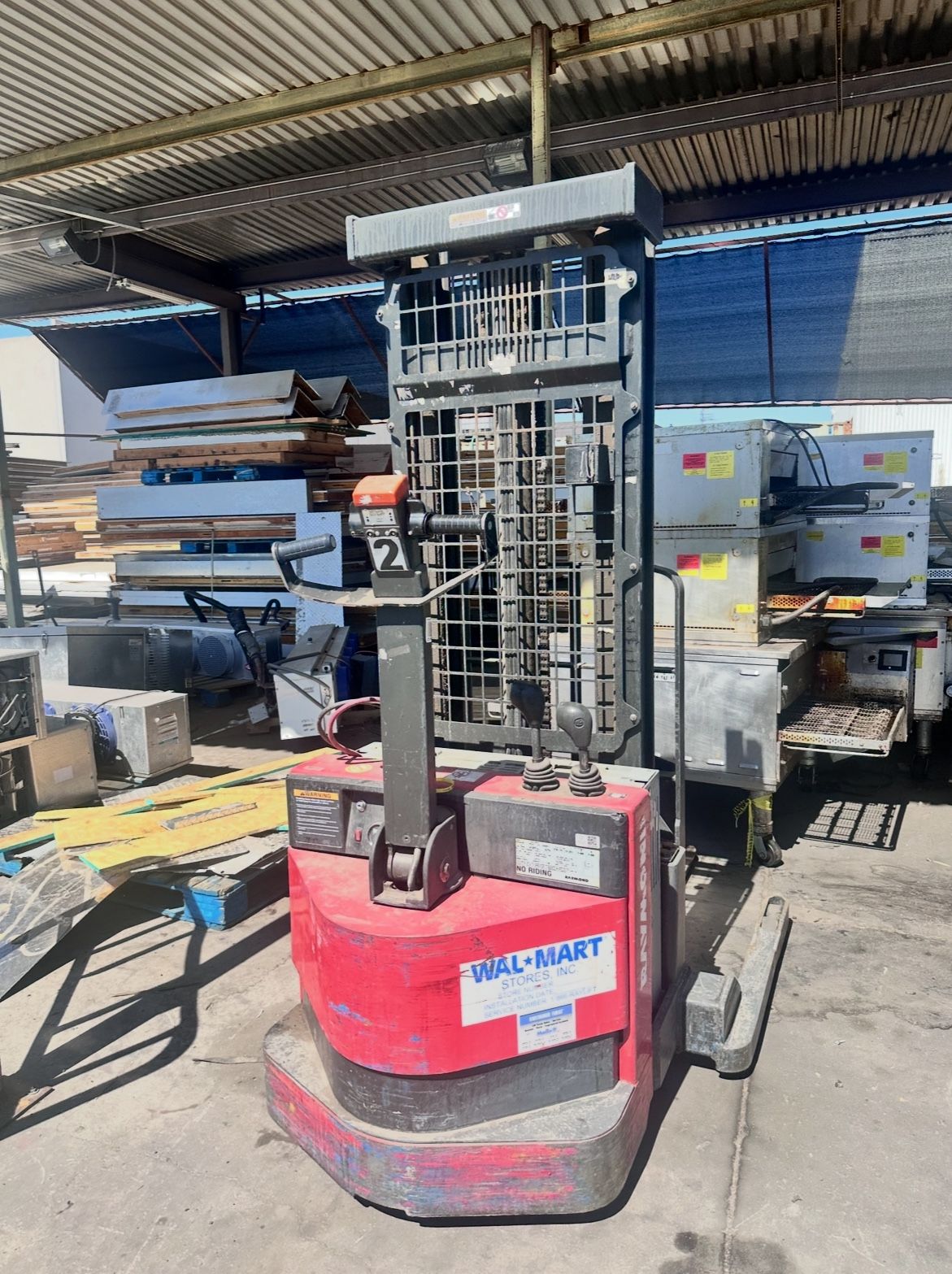 Electric Pallet Stacker RAYMOND