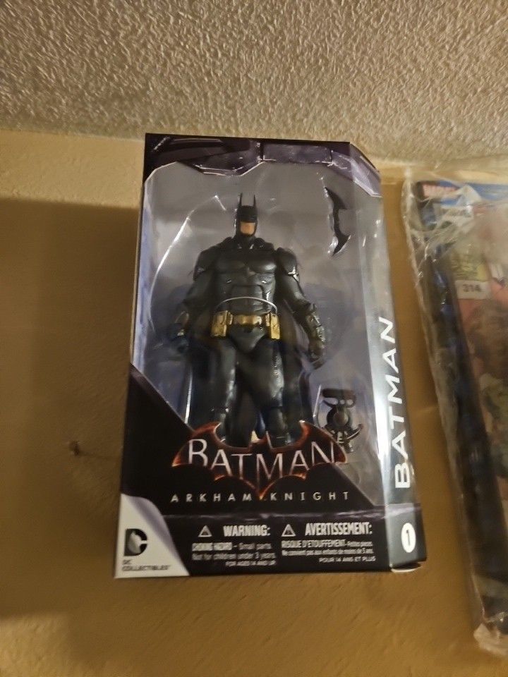 DC Collectibles  Batman Arkham Knight Battle Damage Figure Gamestop Exclusive
