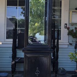 BLACK HUTCH 