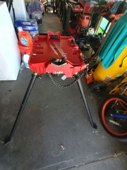 Milwaukee
1/8 in. to 6 in. Portable Leveling Tripod Chain Vise Stand poco uso