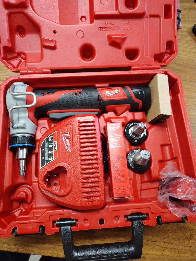 Milwaukee pex Expansion Tool With 2 Batteries And Charger And Hard Case