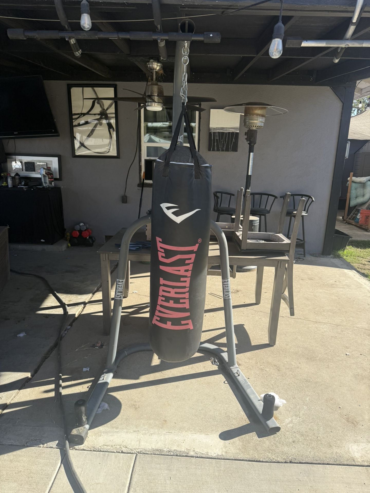 Everlast 100lb Punching Bag W/Stand