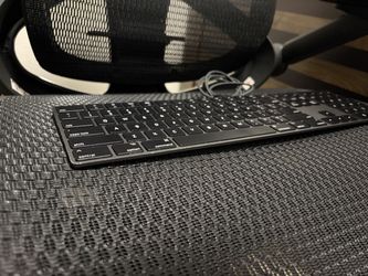 Apple Black Magic Numeric Keyboard with oem lighting cable