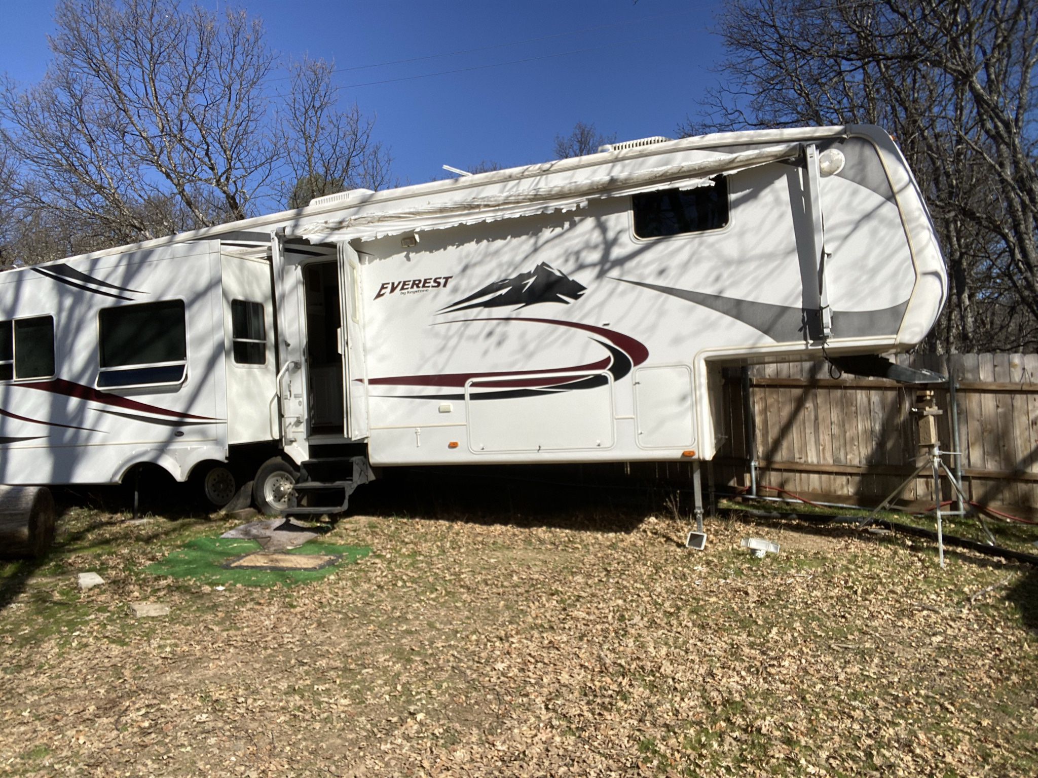 Everest 37-foot RV / 5th Wheel trailer with 3 pull outs and nice furnishings