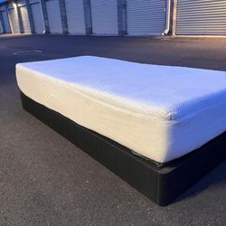 Casper Snow Twin Xl Mattress Bed - Like New 