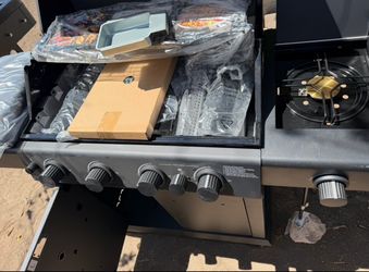 NEW SMALL DENT AND SCUFF PROPANE GAS BBQ GRILL NEW ASSAMBLED FROM THE BOX