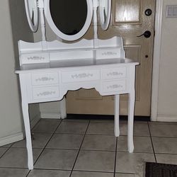 White Vanity Makeup Table With Mirror 