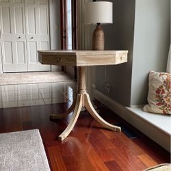 Great Entry way Table With Lamp