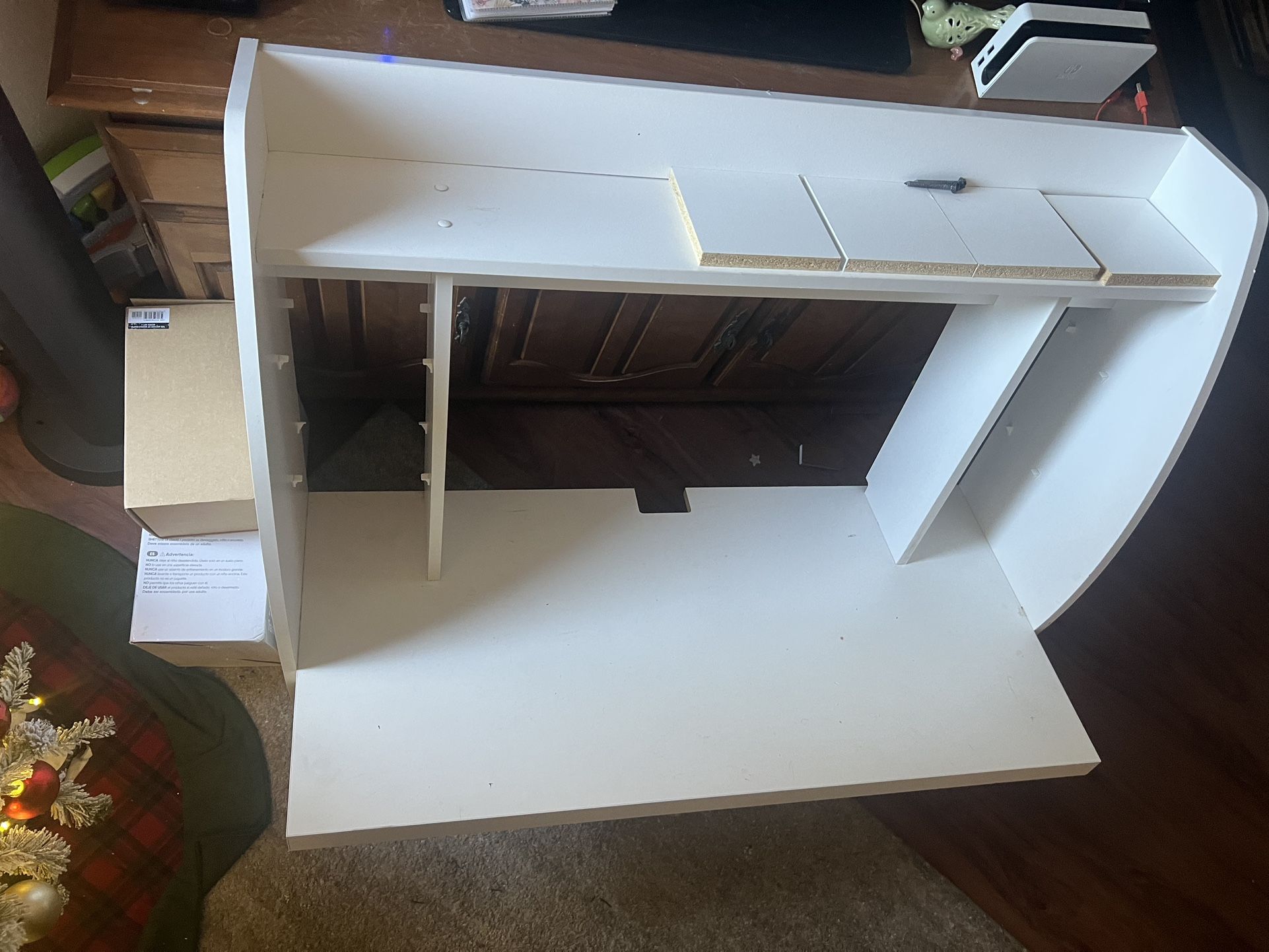 Floating desk