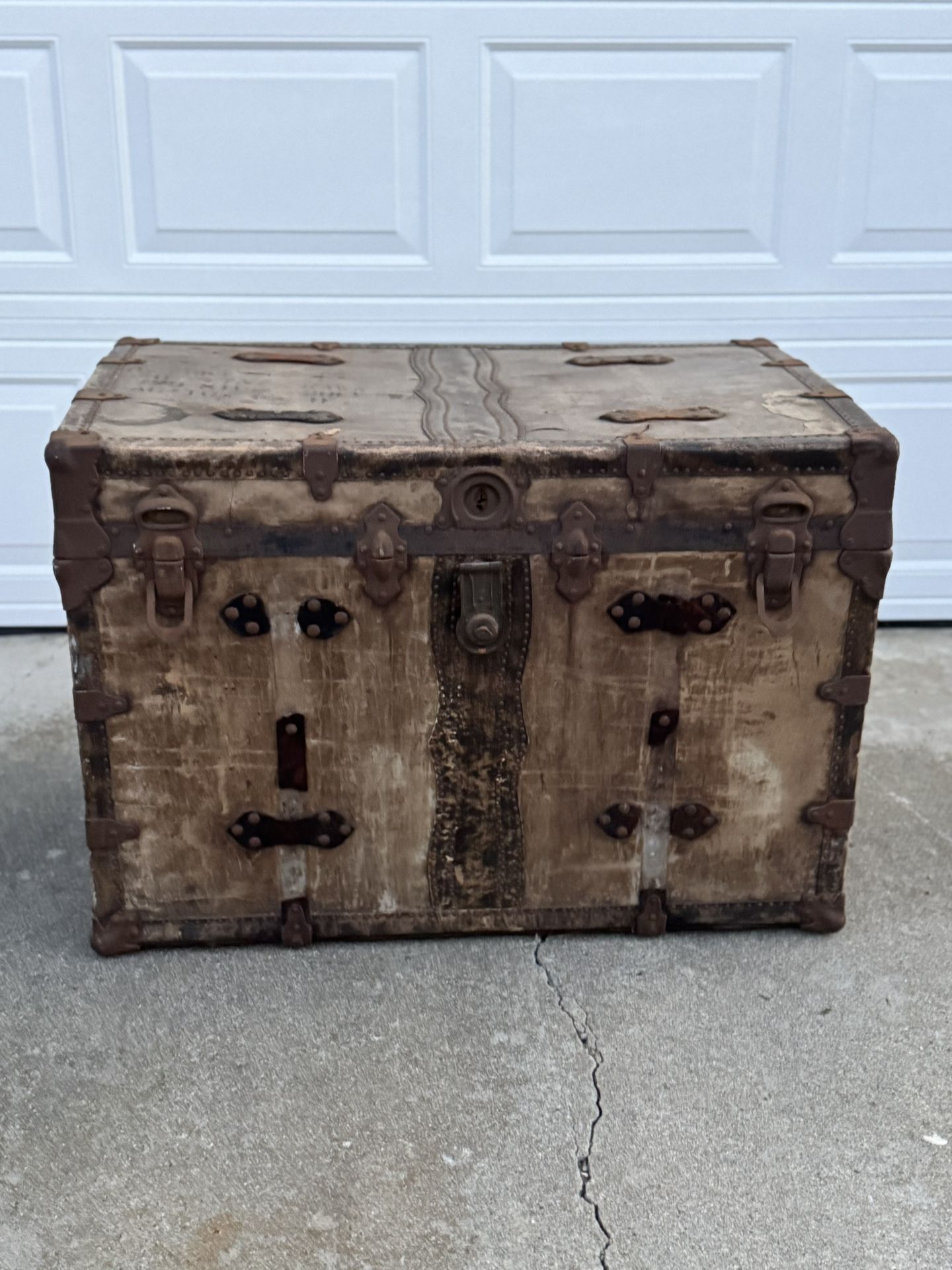 Antique Steamer Trunk Luggage / Coffee Table