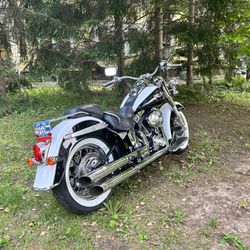 2005 Harley Davidson FTN Deluxe Motorcycle