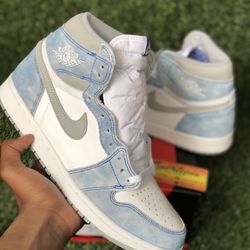 Jordan 1 Hyper Royal 