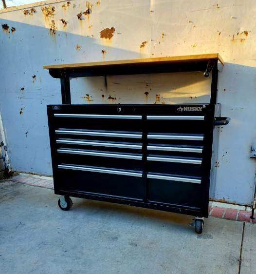 LIKE NEW 55" HUSKY TOOLBOX HIDDEN COMPARTMENT ADJUSTABLE TOP, MOBILE TOOL CHEST WITH PADDED DRAWERS, BALLBEARING, HEAVY DUTY.
11 Compartments