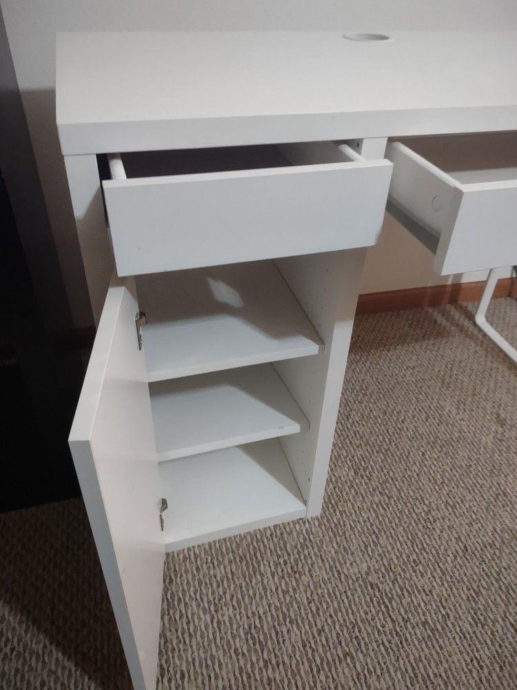 White Desk for Sale in Baraboo, WI OfferUp
