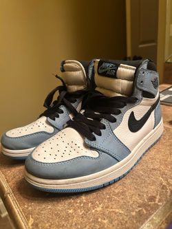 Air Jordan 1 Retro High OG University Blue Size 5.5