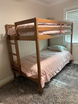 Twin bunk bed