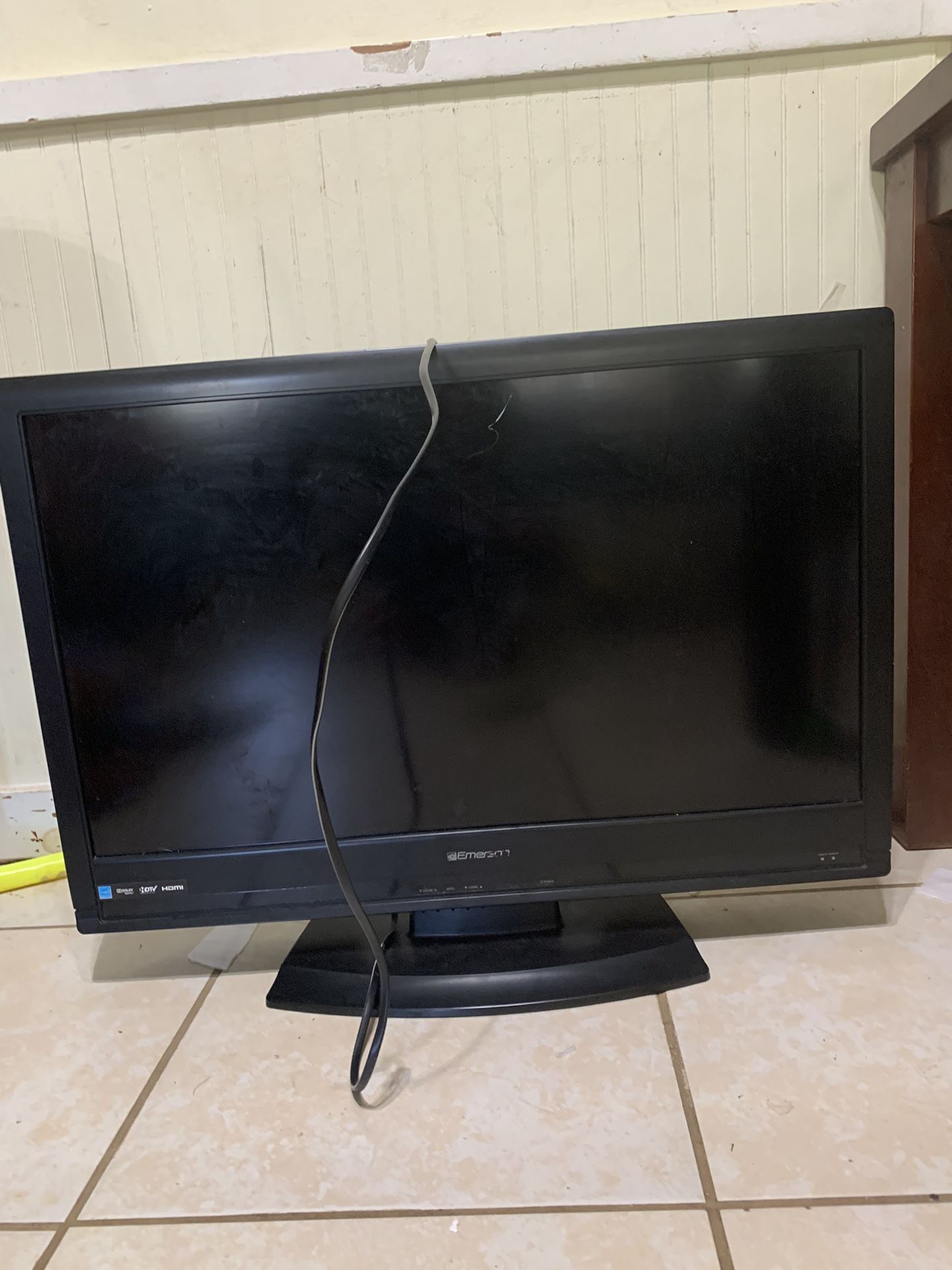 Emerson 32" 720p LCD HDTV with Digital Tuner