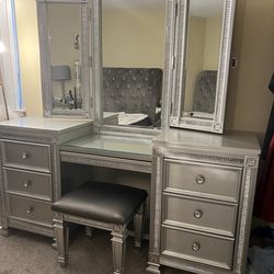 Silver Glam Vanity Set w Tri-Fold Mirror, Jewelry Storage + Stool