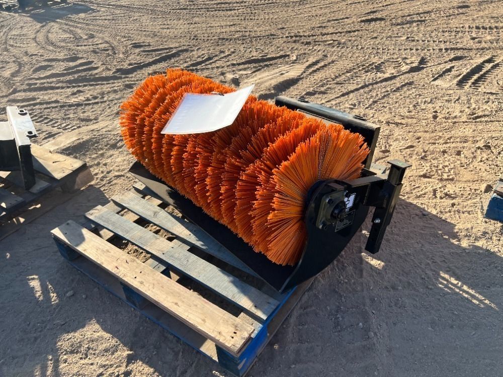 2025 GIYI QSJ SWEEPER ATTACHMENT, fits skidsteer. s/n:QSJ251012 --(LOCATED IN MADERA, CA)--