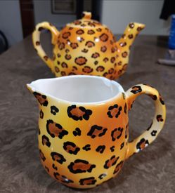 Handpainted Jungleware by: Genmert Inc. 8.5wide Leopard animal print  5.5tall teapot w/ ceramic  creamer (creamer chips)