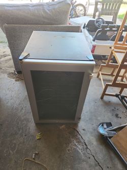Thermoeletric wine cooler