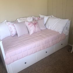 Day Bed With twin Mattress 