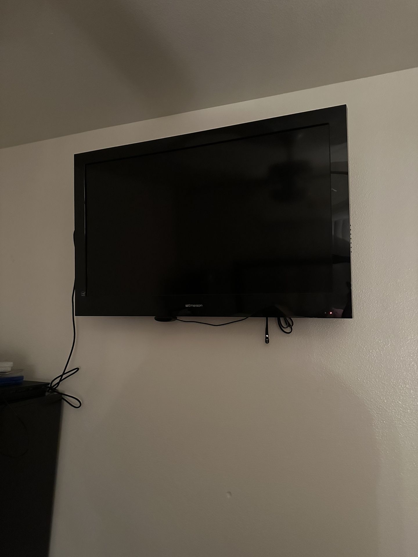 A Emerson 40 Inch Tv