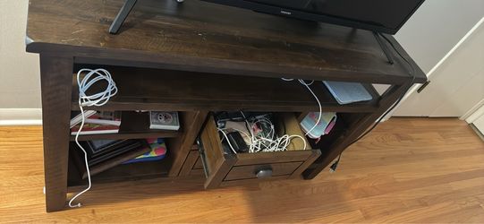 Like new— 43” Insignia Tv WITH Tv stand