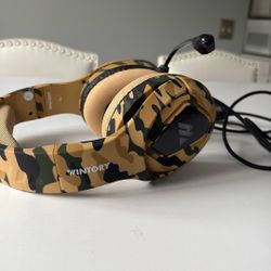 Gaming Headphones With Color Lights On Sides 