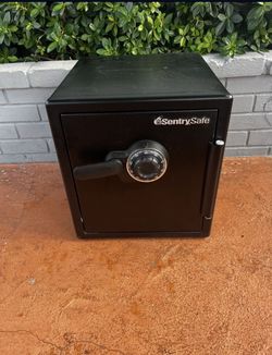 Sentry Safe (NO KEY/ MISSING INSIDE COVER)…SEE ALL PICTURES…16” W By 19” D By 18” H… I Have The Combination $35