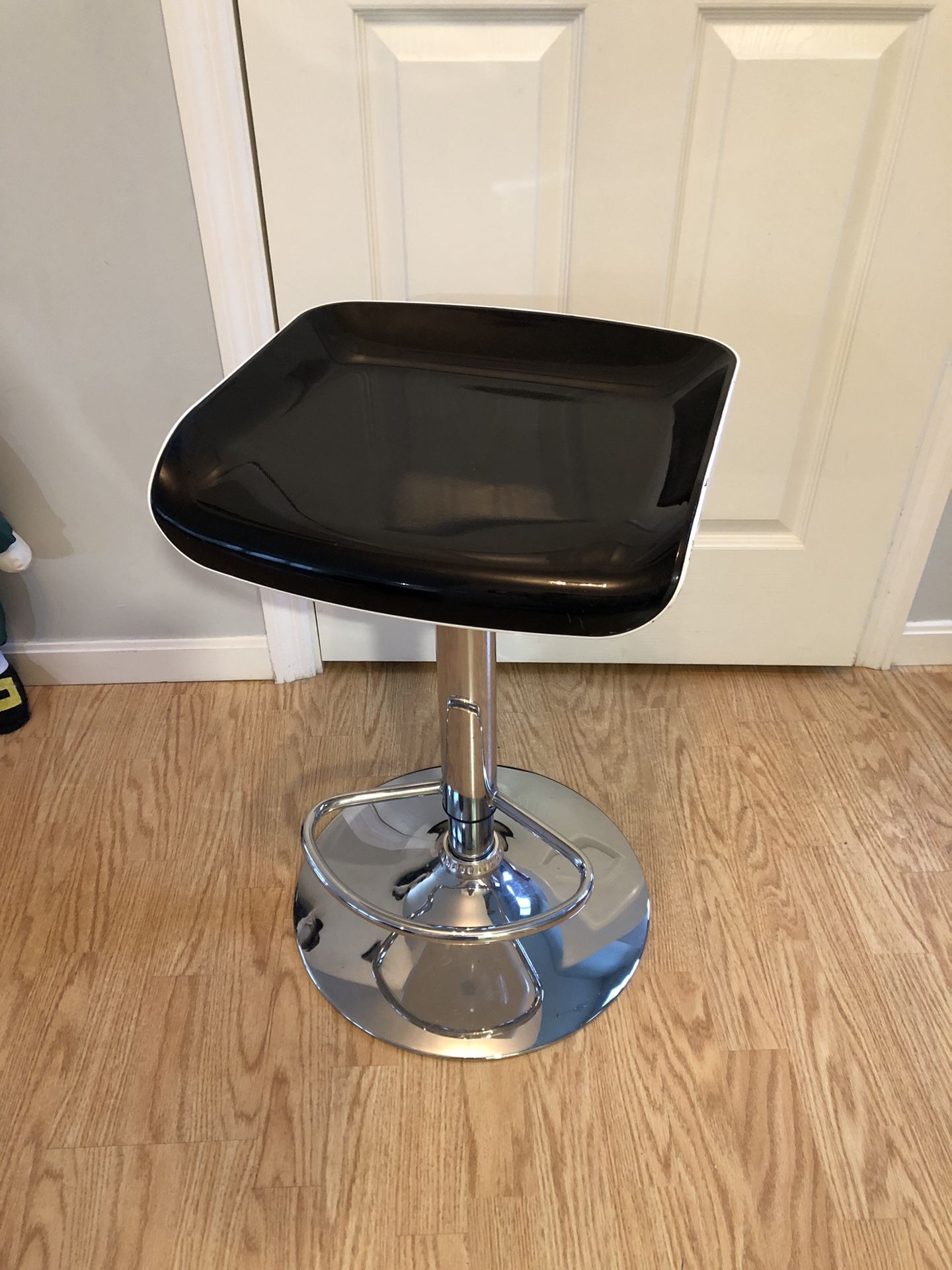 Adjustable bar Stool