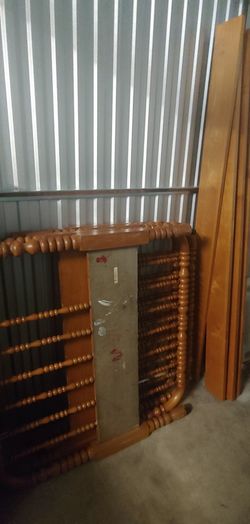 Twin Size Wood Bed Frame/Stand