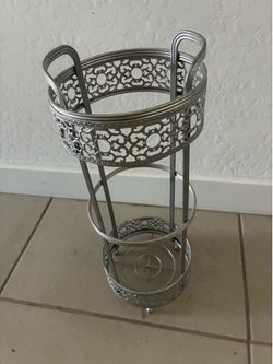 Silver metal toilet tissue holder