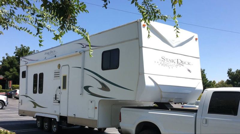 Fifth wheel toyhauler