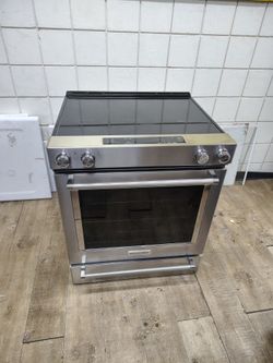 Kitchen aid Stainless steel electric glass top stove with convention control oven In Excellent Working Condition