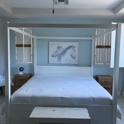 Beautiful Canopy Bed With Mattress 