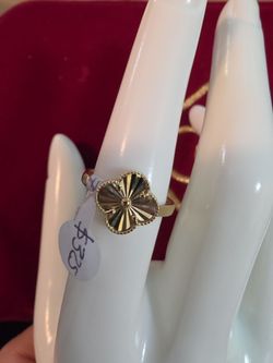 14k gold flower ring, size 7