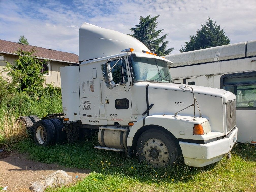 1995 GMC White Semi