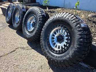 17" KMC w/ 35" Ridgecrawler RT tires