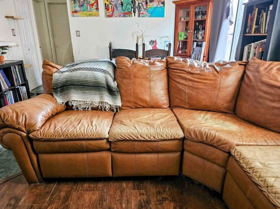 Sectional Couch With Pull Out Bed And Recliner for Sale in Albuquerque